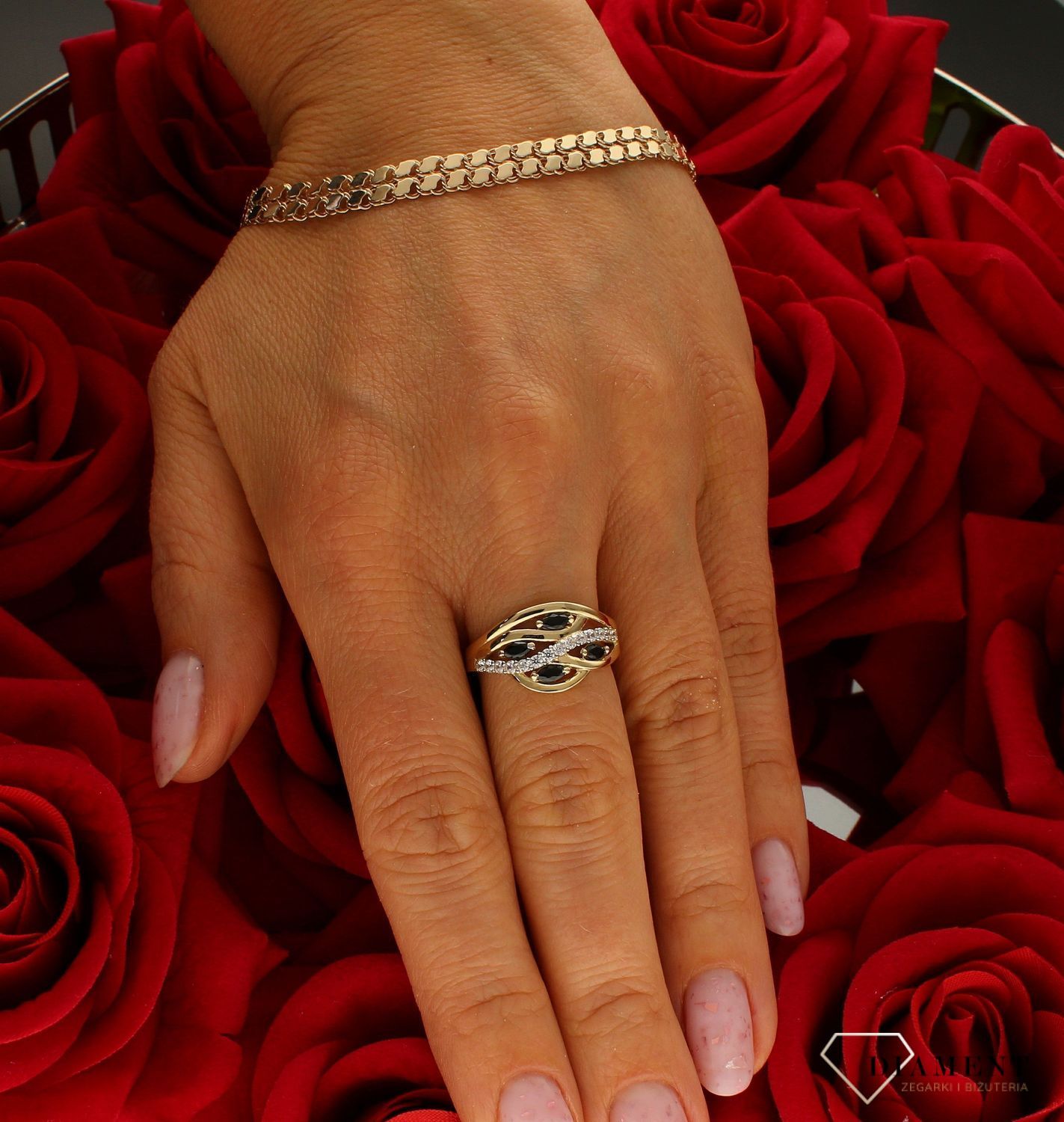 Pierścionek damski złoty szeroki czarne cyrkonie próba 375 rozmiar 17 PI 4498B 375. Złota biżuteria na prezent. Pierścionki złote na prezent. Pomysł na prezent dla kobiety. Oryginalny złoty pierścionek. Złoty pierścionek z cyr.jpg